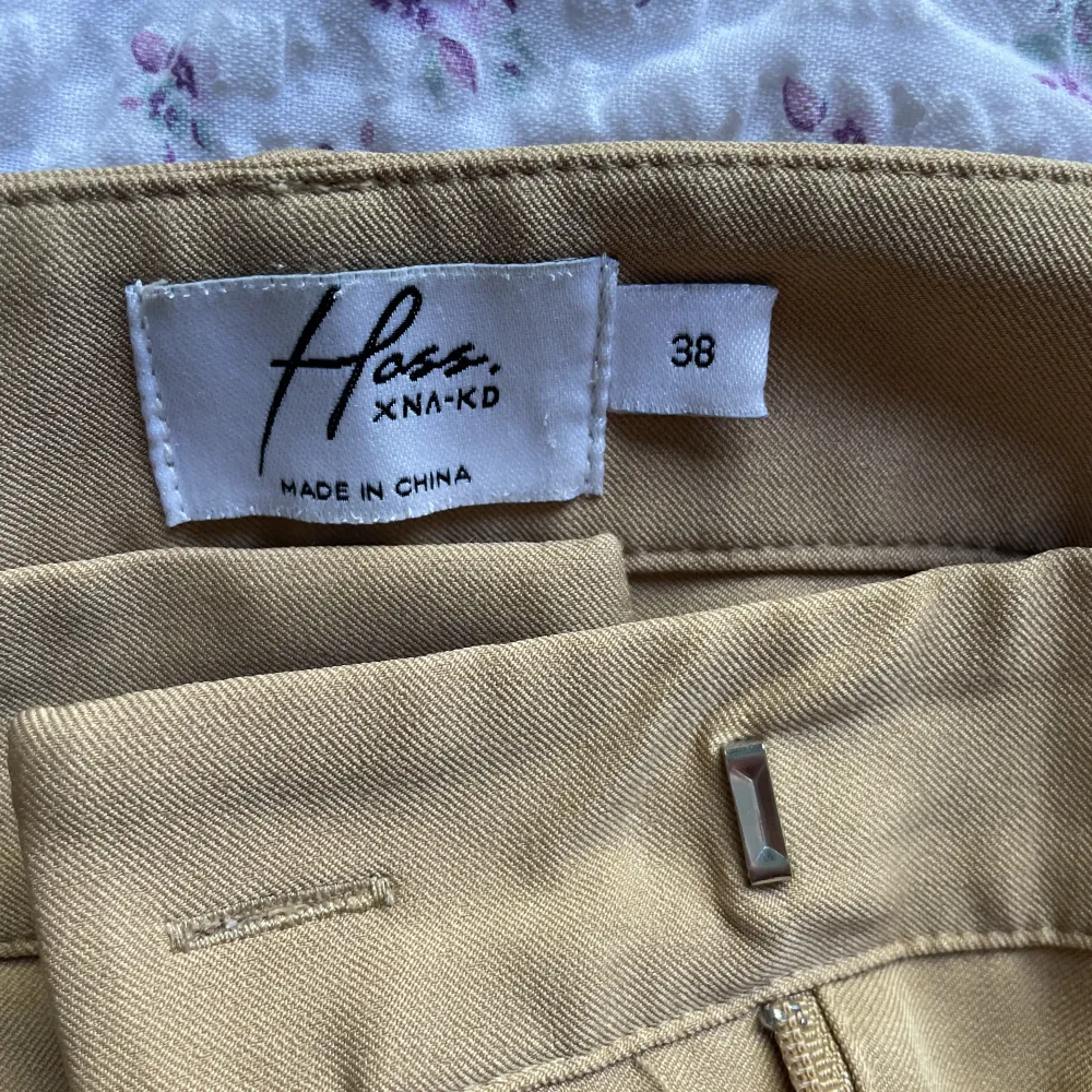 Jättesnygga kostymbyxor från HOSSxNAKD Storlek 38 men passar en S/M Köparen står för frakten 🌼. Jeans & Byxor.