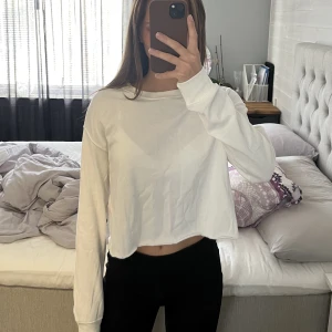 Croppad tröja - Vit croppad tröja