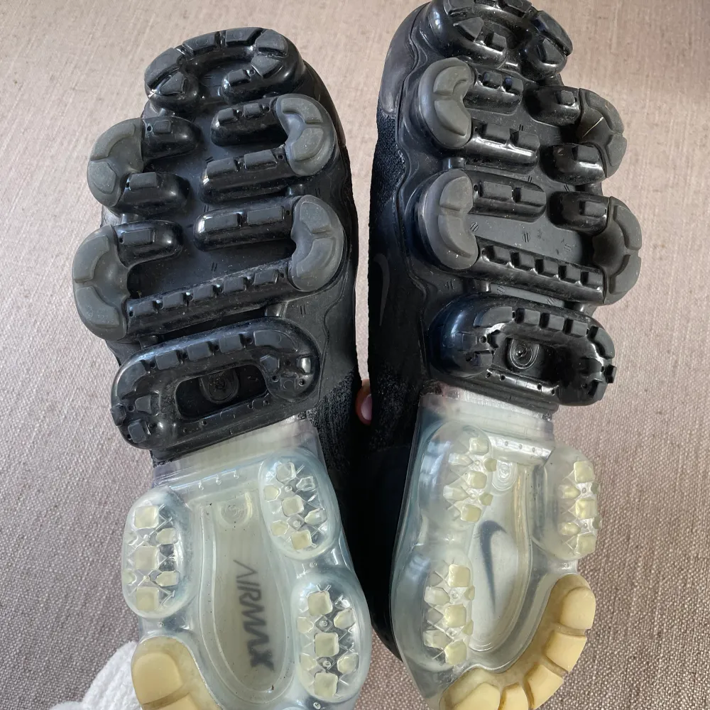 Svarta Nike Air VaporMax med vit logga och utan skosnören i storlek 41 (EU) / (26,5cm). Använts omkring 10ggr - jättesköna och fräscha! Cirka 2500kr originalpris. . Skor.