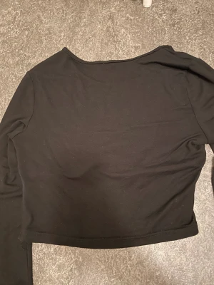 Svart tröja  - Har använt den ganska mycket men är fortfarande användbar. 