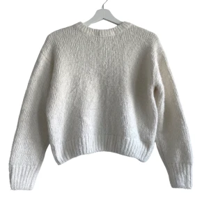 Stickad Tröja  - VARAN KAN KÖPAS DIREKT PÅ VÅR HEMSIDA, ettmarke.se 🌟 Märke: Primark. Färg: Vit. Storlek: S enligt lapp. Totallängd: 50 cm. Axelbredd: Ca 50 cm. Ärmlängd (från ärmhålan): 40cm. Skick: Fint skick!