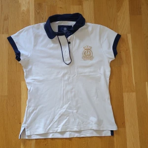 Henri Lloyd piké  - Tshirt från Henri Lloyd i nyskick. Står storlek 3, men passar S/M. Kan fraktas men köparen står för frakten 💗