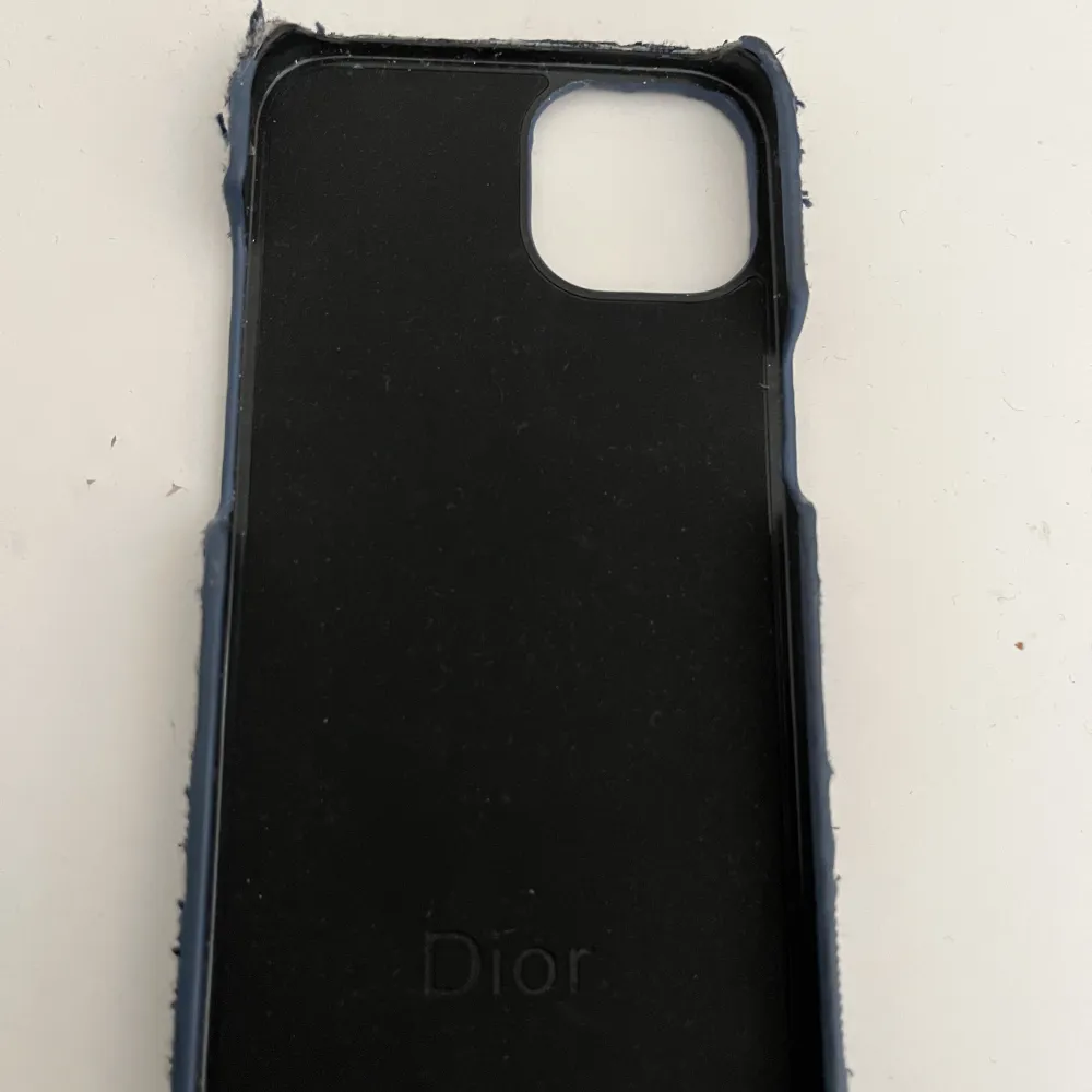 Ganska använt skal. Dior mobilskal till IPhone 13/14 Perfekt till er som söker ett fint märkvärdigt skal. Man får många komplimanger och kommentarer bara av att ha på skalet.. Accessoarer.