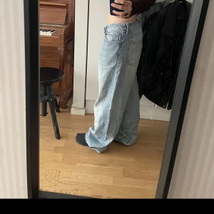 Jeans - Blå baggy jeans i bra skick, skriv  gärna för frågor om mått💕