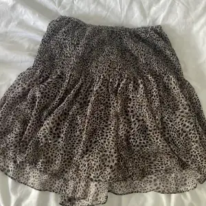 Super fin kjol från zara, aldrig använd. Köpt för ca 2 år sedan så säljs inte längre!