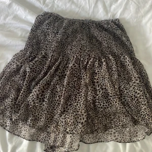 Leopard kjol - Super fin kjol från zara, aldrig använd. Köpt för ca 2 år sedan så säljs inte längre!