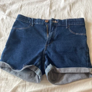 Shorts - Säljer dessa jeansshorts då dem är för små för mig. Endast använda 1 gång. Vid intresse kontakta mig.
