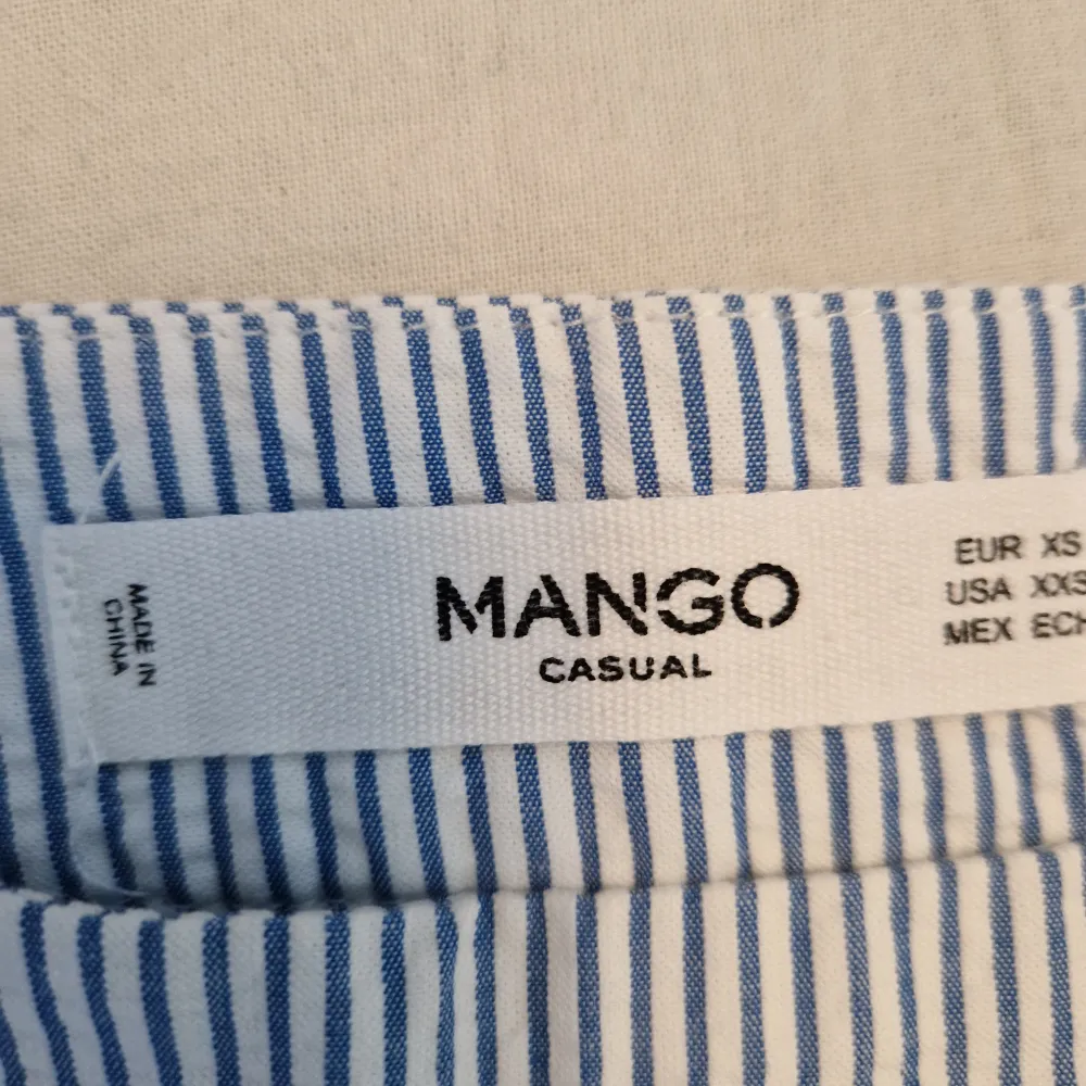 Jättefin kjol från mango med blå vitta ränder❤️ inga fläckar eller skador, säljer pågrund av att den är för liten💕. Kjolar.