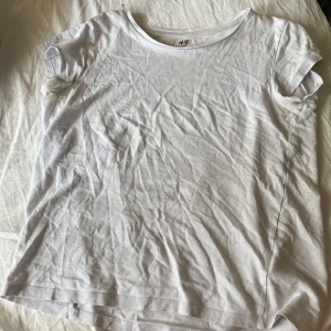 Basic shirts - Säljer dessa tre Basic tröjor tsm. Säljer alla tre för 100kr. Storlek 146/152 nypris 200kr. Jag står inte för frakten. Det är inga defekter på dem. Tryck inte på köp direkt vid intresse kontakta mig.