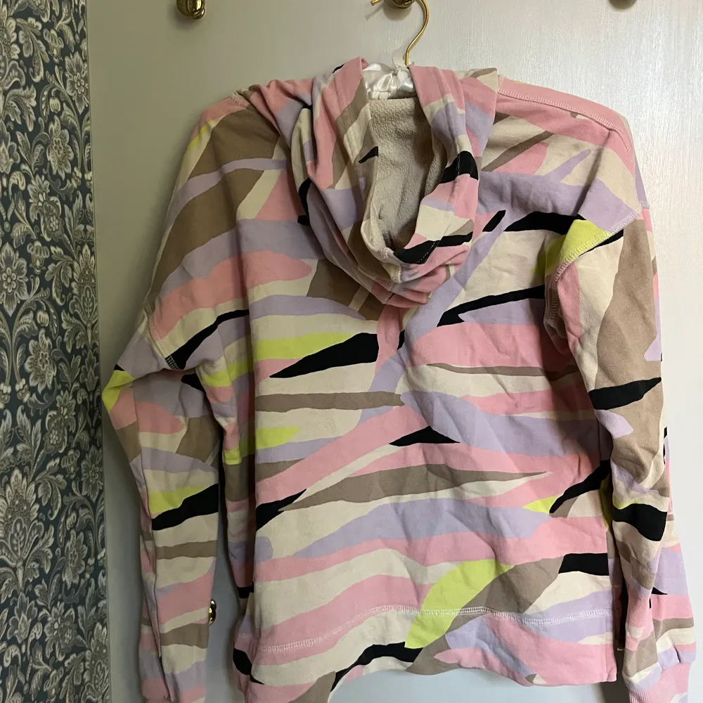 En hoodie från Lindex i strl 158-164. Med militär mönster! Säljer pga inte använder lika mycket som jag gjorde när jag fick den! . Hoodies.