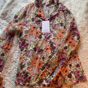 Fin tröja  - Fin blommig tröja,aldrig använd 