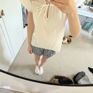 Gulliga shorts - Säljer dessa super gulliga blommiga lågmidjade shortsen! Perfekt till sommaren med en fin blus eller stickad tröja! Super fint skick! Köparen står för frakt! Kom privat för frågor/bilder!🫶🏻😋💗