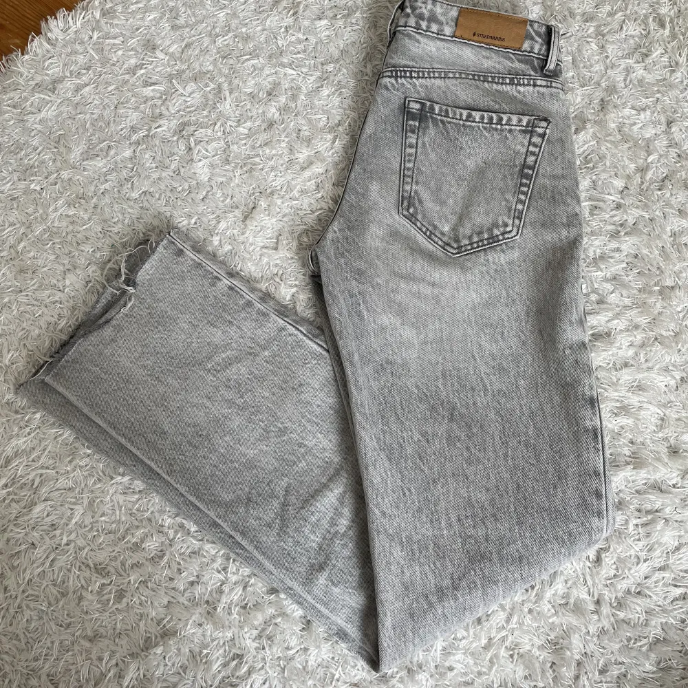 Säljer dessa fina lågmidjade jeansen ifrån stradivarius. De är använda ett fåtal gånger och i mycket bra skick💗. Jeans & Byxor.