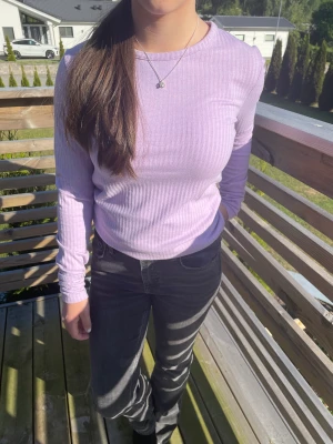Lila långärmad - Säljer denna så söta & somriga tröjan! Den är från pieces i Stl S, så bekväm!