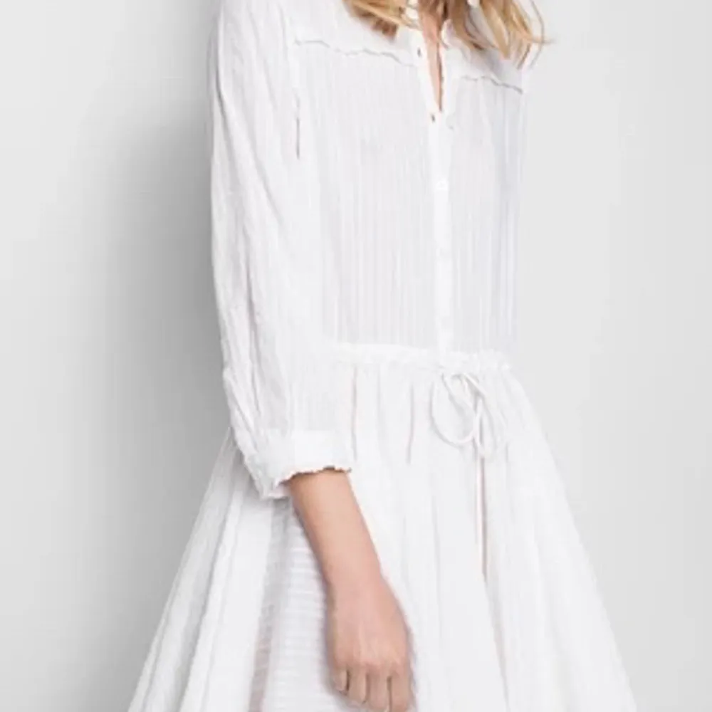 Säljer min vita fina Zadig klänning, endast använd 1 gång! Storlek M. Bilderna tagna från Google.. Klänningar.
