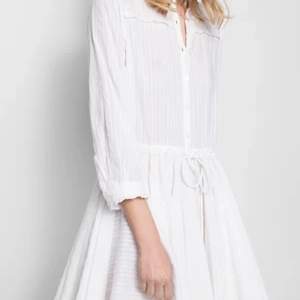 Säljer min vita fina Zadig klänning, endast använd 1 gång! Storlek M. Bilderna tagna från Google.