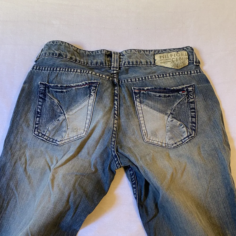 Lågmidjade vintage Hilfiger jeans.  Jag är 160 cm och de slutar precis vid min häl. Dem är upp sydda så de går att spreta up om man vill ha de längre.  . Jeans & Byxor.