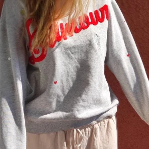 Crew neck med hjärtan  - Söt crew neck med broderade hjärtan och stjärnor❤️⭐ den är perfekt på till exempel alla hjärtans dag eller bara när man vill ha en fin men bekväm tröja. 😁 Den är i bra skick 👍
