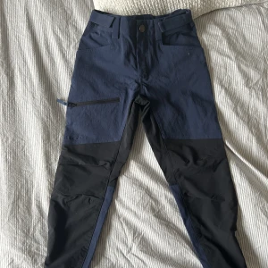 Didrikssons outdoorbyxor - Blåsvarta Didrikssons outdoor byxor i väldigt fint och sparsamt skick. Str 128. 