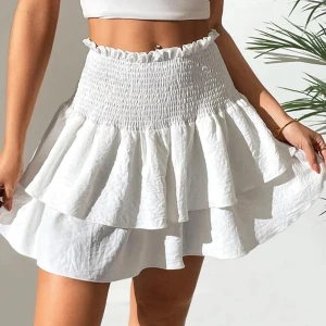 volangkjol - vit volangkjol från shein, den passa inte. rejält tyg så absolut inte genomskinlig💕nypris 140kr. skriv om du har frågor, köparen står för frakten!