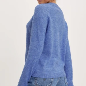 Blå stickad tröja  - En blå stickad tröja som jag inte använder längre. Köparen står för frakt.