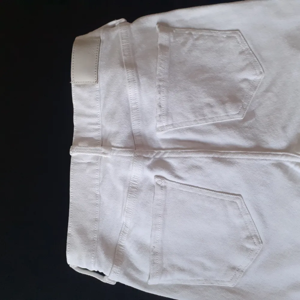 Supersnygga vita jeams från River Osland. Använda 1 gång så i nyskick.  Storlek 36. Jeans & Byxor.