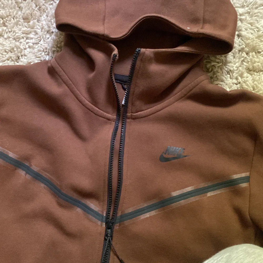 En jätte fin brun Nike tech fleece.  Fleecen är i bra skick och bara använd få gånger! 💞. Hoodies.