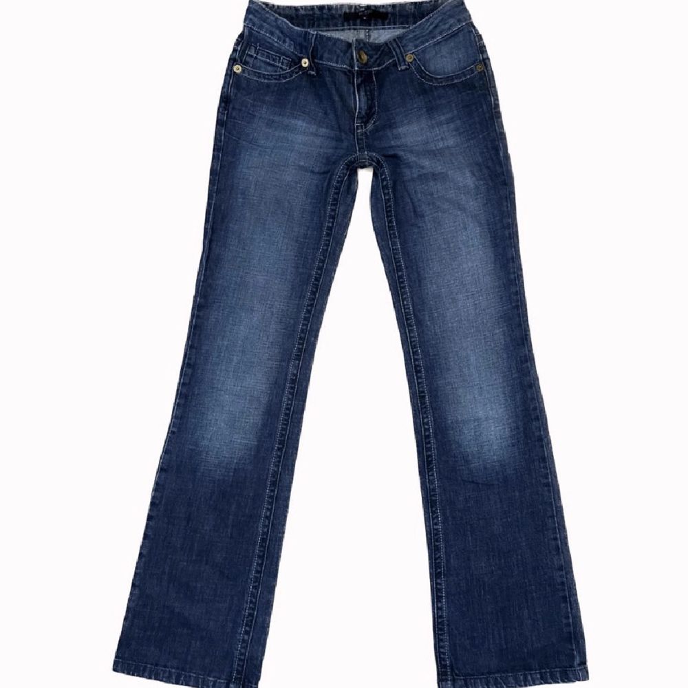 Skit coola lågmidjade y2k jeans med unik ficka på baksidan! Midjemåttet: 38cm tvärsöver Innerbenslängden: 81cm PS: kolla igenom mitt konto ni kommer hitta många y2k och vintage plagg!. Jeans & Byxor.