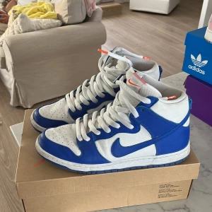 Nike dunk high - Nike dunks köpta förra sommaren.  Är inte ett stort fan av Highs och därav kom dom inte till mycket användning  Inga skador