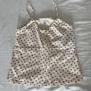 Brandy linne - Supergulligt brandy melville linne som tyvärr inte passar mig. Helt oanvänt! Passar xs-s. OBS. Tryck INTE köp nu!!