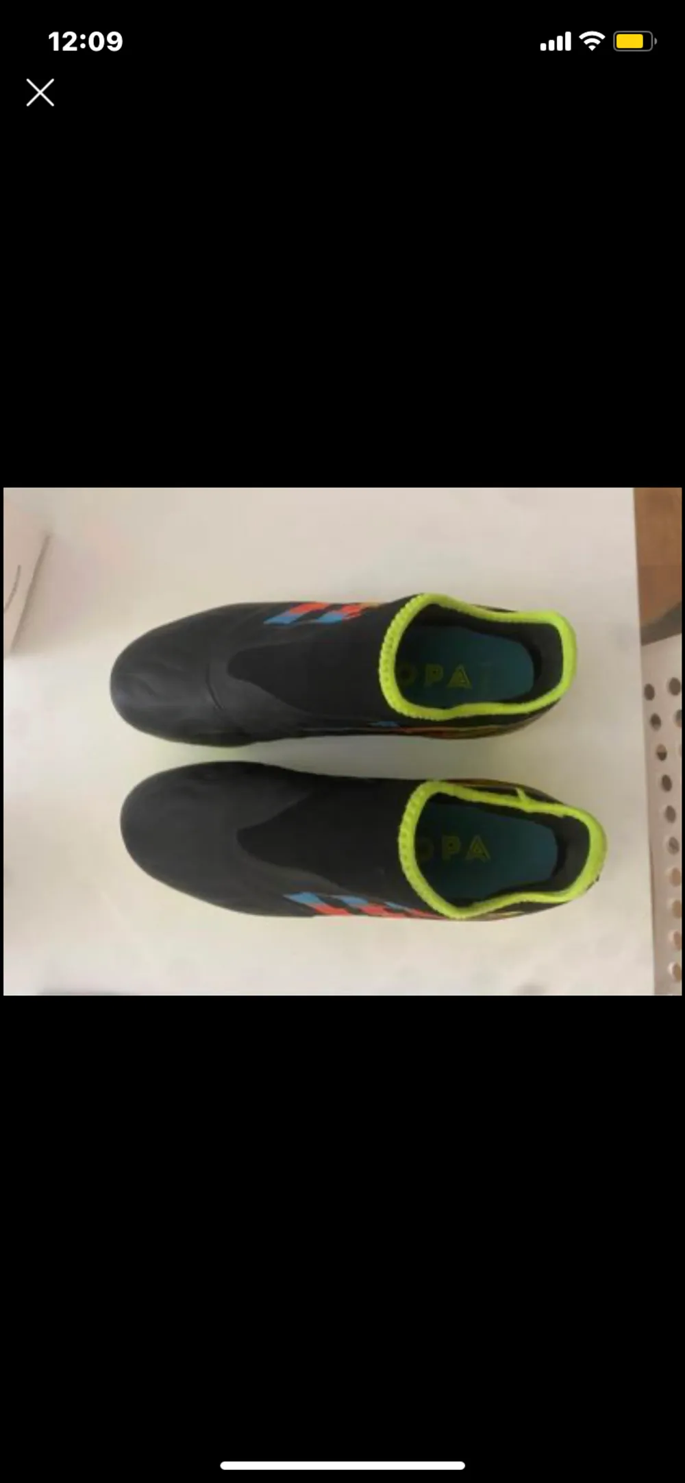 2 gånger använda fotbolls skor helt nya 10/10 skick. Köptes för 999 men säljer för halva priset alltså 500 kr.  Adidas copa. Skor.