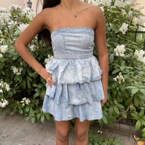 Sååå fin volangklänning  - Söt klänning, storlek S