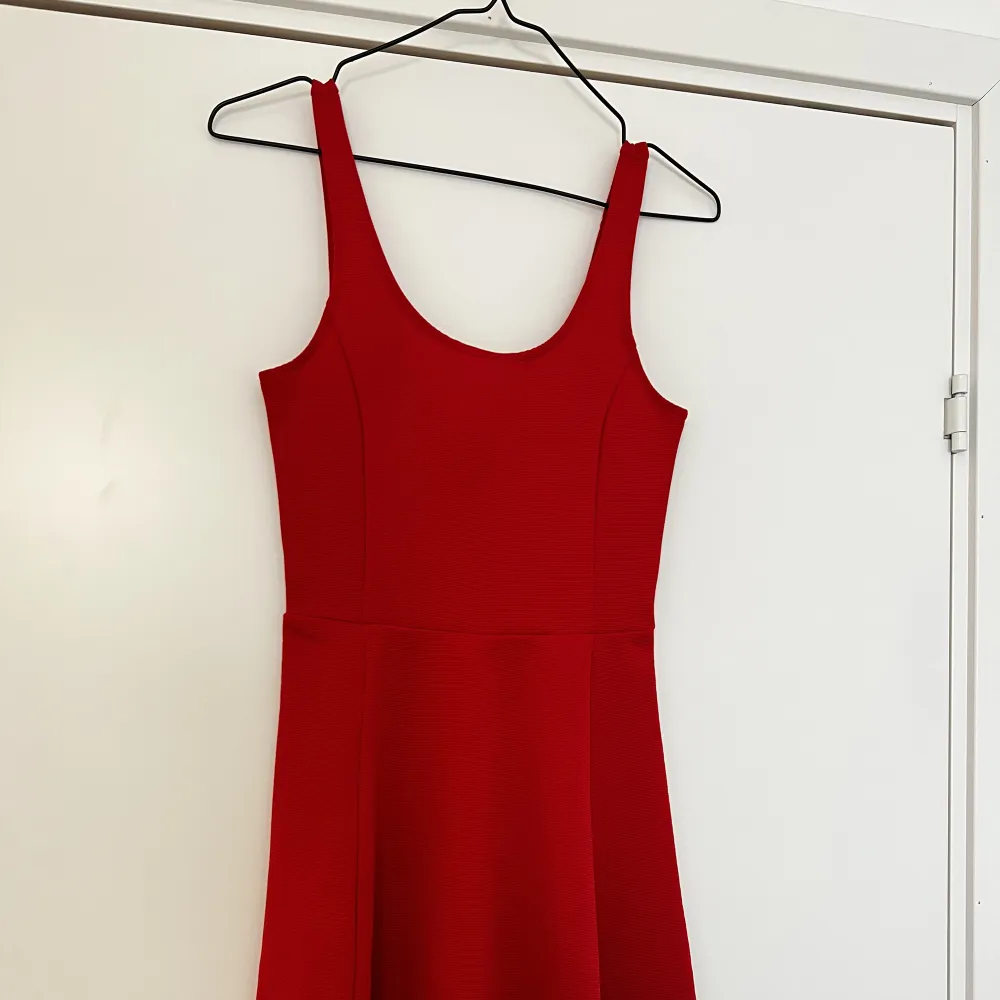 Röd fin klänning från h&m Ribbat i tyget. Klänningar.