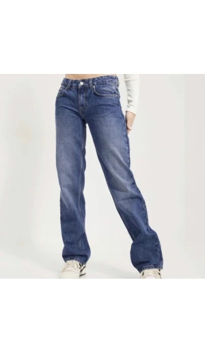 Lågmidjade jeans - Lågmidjade jeans från Nelly. Nypris 599kr, ”lappen” bak har släppt lite (se bild 3)  men det är inget man tänker på och går säkert att fixa, annars som nya💗