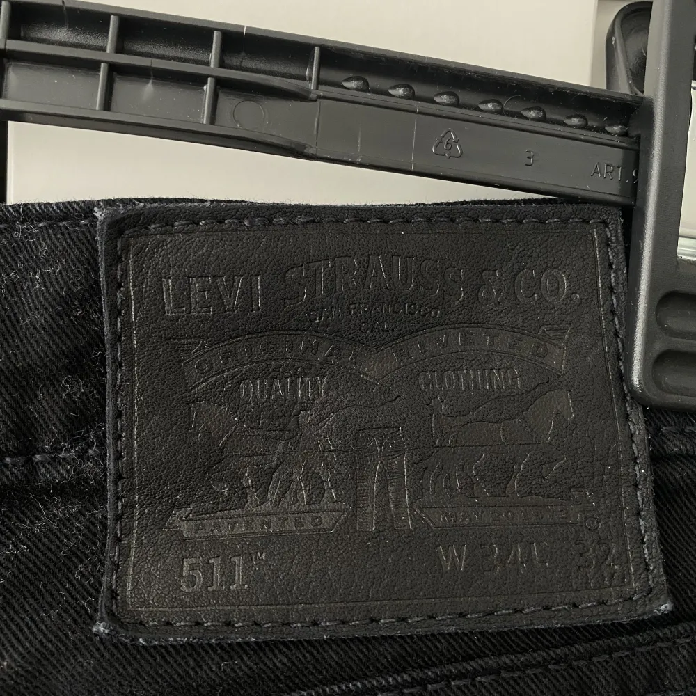 Svarta herrjeans från Levis i storlek W43 L32. De är knappt använda och är i jättefint skick!. Jeans & Byxor.
