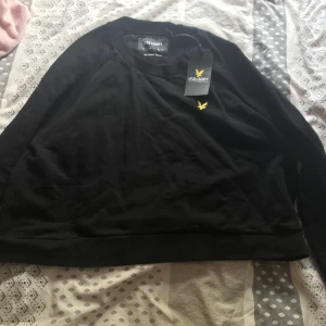 Lyle&scott - En långärmad lyle&scott tröja storleken sitter inte i Xl den sitter i S , oandvänd för den inte passar mig. Står inte för frakten, pma mig om mer info , kan även mötas upp🥰