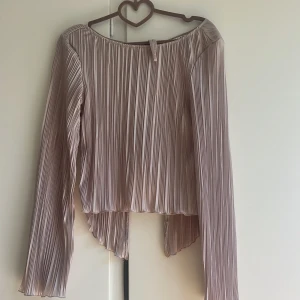 Festtopp - Skit snygg tröja från nakd. Använt en gång öppen i ryggen nypris 300 tror jag! 