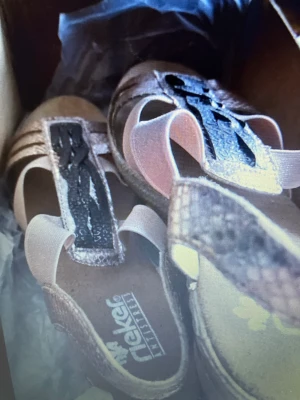 Fina Rieker Sandaler - Fina Rieker Sandaler  stl 39 skön modell  Frakt 99kr 