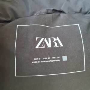 ZARA väst - Jag säljer min zara väst för 300 kr men priset kan diskuteras. Jag har ingen andvändning av den och har andvänt den minst 3 gånger. Den är i mycket bra skick.  Finns i Norsborg