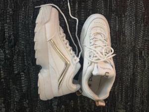 Sneakers - Säljer ett par knappt använda sneakers från Duffy.
