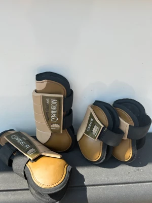 ESKADRON FLEXISOFT Pro Safe - ESKADRON FLEXISOFT Pro Safe Stl. Full  Använda enstaka gång, väldigt fint skick. Ena bakskyddet är lätt skavt, se bild 4. Säljes då de är förstora för min 5-åring.   Säljes fördelaktigt som paket:  500kr + frakt