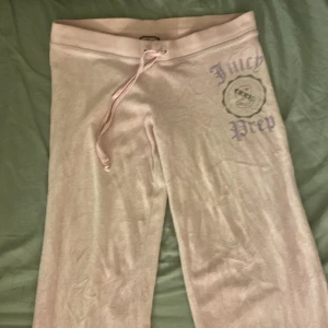 Juicy couture byxor  - Säljer dessa lågmidjade vintage 2000 tals juicy byxorna med unikt tryck på😽ber om ursäkt för dåliga bilder kom privat om ni vill ha bild på❤️❤️pris går att duskuteras