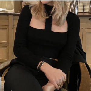 Zara tröja  - Säljer denna superfina tröja från Zara i storlek S. I fint skick 💖🌷🌸 kontakta mig privat om fler bilder önskas! Pris kan diskuteras vid en snabb och smidig affär!
