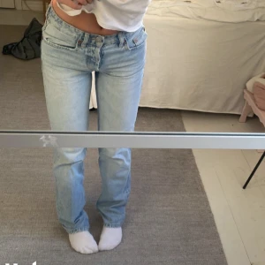 Zara jeans - ‼️LÅNADE BILDER‼️ Säljer mina favorit jeans från zara pga att de har blivit för små💗storlek 32 och i så gott som nyskick💗köpta för 400kr, säljer för 199+frakt💗