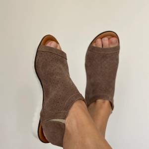 Mjuka sköna sandaler från Softwalk i färgen taupe (mörkt beige). Nyskick! Nypris 999kr
