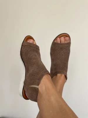 Softwalk sandaler 38 - Mjuka sköna sandaler från Softwalk i färgen taupe (mörkt beige). Nyskick! Nypris 999kr