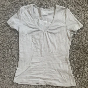 Grå topp från Kappahl - Söt grå topp ifrån Kappahl med v ringning. I storlek 36-38 men liten i storleken så skulle säga att den bäst passar en s 💗💗