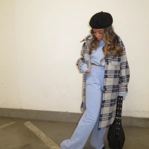 Blått mjukis set  - Jättefint blått set i mjukt material. Byxan är rak. Toppen är lite croppad. Vid intresse kan jag ta fler foton