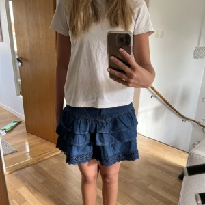 Volangkjol - Jättefin kjol som är i ett sååå skönt material!! Älskar volangerna💙💙 Storlek 13-14 från Zara, men passar S/M!