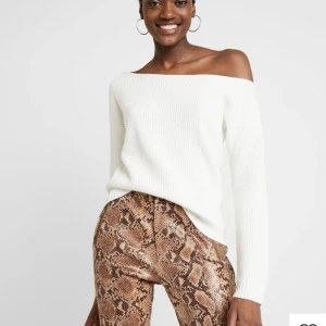 Stickad tröja - Säljer denna assnygga stickade tröjan från zalando, som är off shoulder på ena sidan. Knappt använd o därför i bra skick, köparen står för frakt💕
